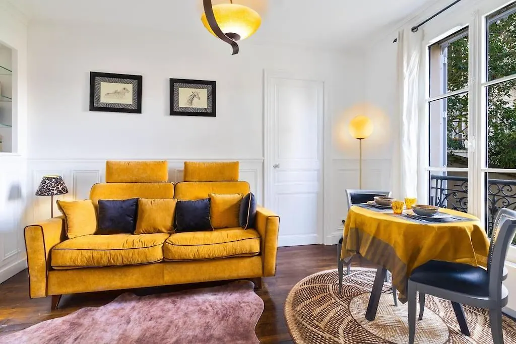 Charming Flat In Old Appartement Parijs